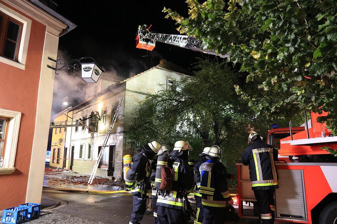Dachstuhl in Flammen - Großeinsatz für Feuerwehr