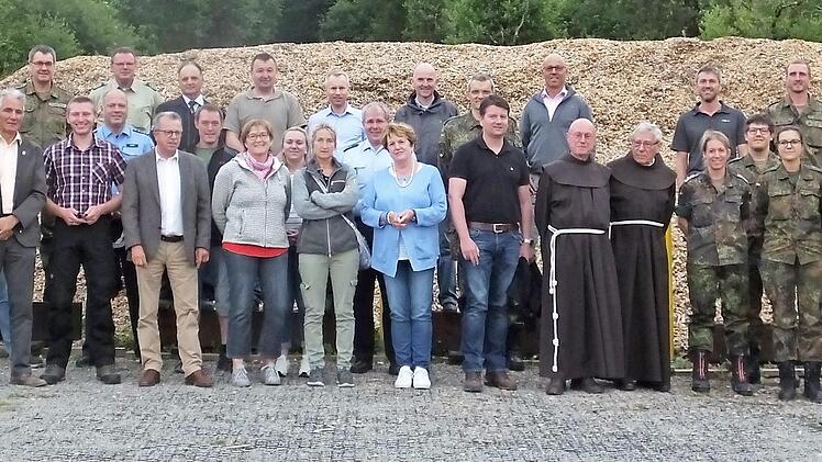 Zum Nachbarschaftsbiwak waren zahlreiche Vertreter aus Politik und öffentlichem Leben auf den Truppenübungsplatz Wildflecken gekommen.  Foto: Alexander Reuß