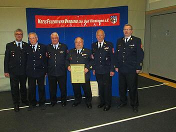 Marco Brust (l.) und Ralf Dressler (r.) überreichten den neuen Ehrenmitgliedern und Ehrenvorstand (v. l.) Helmut Hohmann, Rolf Mozer, Helmut Rittelmeier und Herbert Röttinger die Ernennungsurkunde.  Foto: W. Ehling