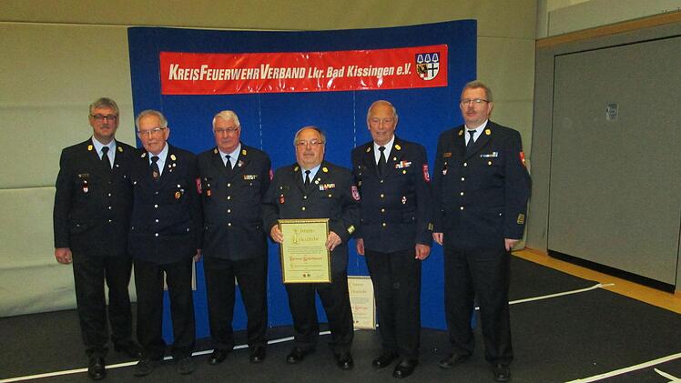 Marco Brust (l.) und Ralf Dressler (r.) überreichten den neuen Ehrenmitgliedern und Ehrenvorstand (v. l.) Helmut Hohmann, Rolf Mozer, Helmut Rittelmeier und Herbert Röttinger die Ernennungsurkunde.  Foto: W. Ehling