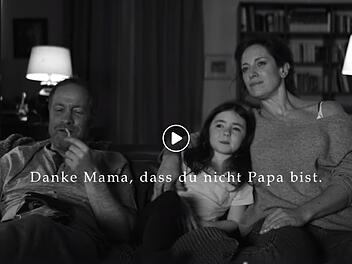 Ein neuer Werbespot von Edeka, der eigens zum Muttertag produziert wurde, sorgt seit Tagen im Netz für heftige Diskussionen. Speziell auf Facebook und YouTube ist der Ärger groß, manche Nutzer rufen gar zum Boykott auf. Bild: Edeka/Screenshot