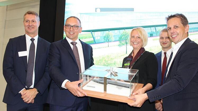 Geschenküberreichung an das Gründer-Ehepaar Herzog