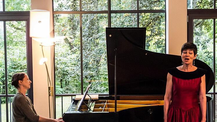 Anne-Kathrein Jordan und Nele Gramß interpretierten Schubert-Lieder bei der Coburger Schubertiade.Foto: Jochen Berger