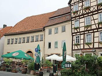 Der Bayerische Hof (rechts) soll um die beiden Nachbarhäuser erweitert werden. Jetzt hat der Bauausschuss die bereits erteilte Baugenehmigung um zwei Jahre verlängert.