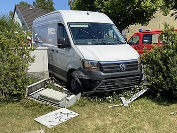 Neustadt bei Coburg: Transporter zerlegt nach Crash Verteilerkasten - zahlreiche Straßen ohne TV und Internet