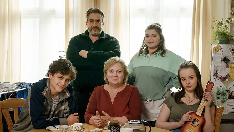 Eigentlich ist Tina (Gabriela Maria Schmeide, Mitte) froh, ihre Familie zu haben. Doch Harry (Alexander Hörbe, hinten links), Caro (Runa Greiner, hinten rechts), Felix (David Ali Rashed) und Julia (Fine Sendel) machen ihr das Leben nicht immer leicht.