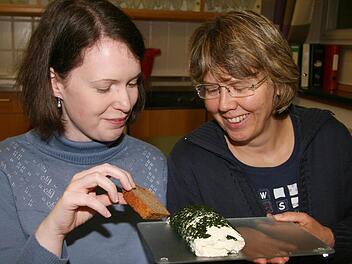 Kathrin Grass und Doris Geiger (rechts) probieren mit Genuss die Frischkäserolle und das selbstgebackene Brot. Fotos: Sonja Adam