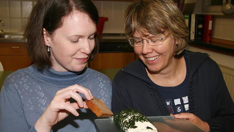 Kathrin Grass und Doris Geiger (rechts) probieren mit Genuss die Frischkäserolle und das selbstgebackene Brot. Fotos: Sonja Adam