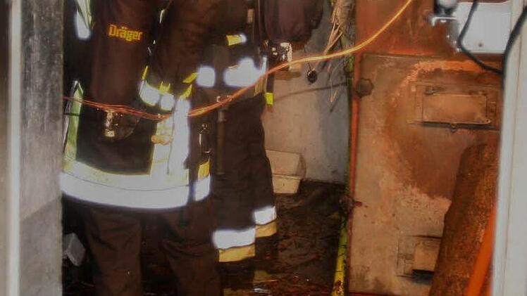 Die Feuerwehrleute gehen mit Atemschutzgeräten vor.
