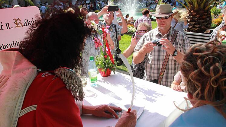 Autogrammstunde mit der historischen Persönlichkeiten im Kurpark Foto: Carmen Schmitt