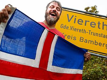 Hält die isländische Flagge im Kreis Bamberg hoch: Kari Reyr Jonsson-Beck ist begeistert von seinem neuen Zuhause.  Foto: Matthias Hoch