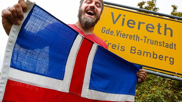 Hält die isländische Flagge im Kreis Bamberg hoch: Kari Reyr Jonsson-Beck ist begeistert von seinem neuen Zuhause.  Foto: Matthias Hoch