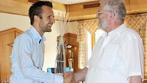 Bürgermeister Andreas Hügerich (l.) dankte im Namen der Stadt Lichtenfels dem heimatverbundenen Rektor Michael Barnickel und überreichte ein kleines Präsent. Foto: Gerd Klemenz