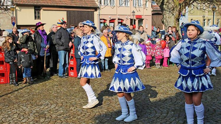 Bei Sonnenschein tanzen, schunkeln und singen kleine und große Narren beim "Faschingsfez" auf dem Anger. Nicht nur die Organisatoren freut's. Foto: Dieter Britz
