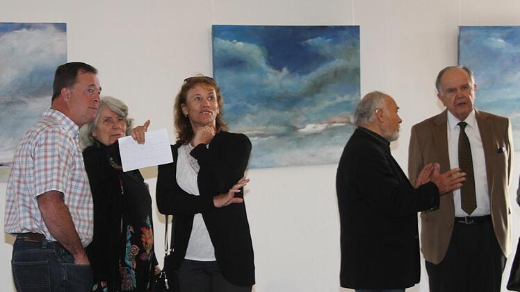 Bei der Vernissage diskutierten die Künstler -  hier  Angelika Kandler Seegy (Zweite von links)  - mit den Besuchern.   Foto: Sonny Adam