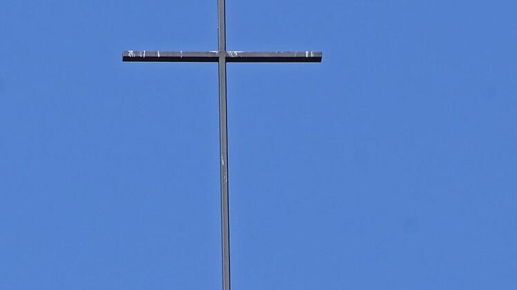 Auch auf der evangelischen Kirche  hat sich ein Storchenpaar niedergelassen.Heinz Czellnik