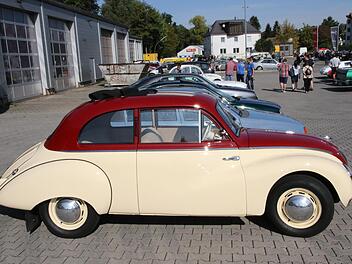 In Reih und Glied aufpoliert: Die Oldtimer auf dem Ausstellungsgelände bei KÜS.Wolfgang Desombnre