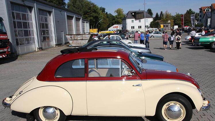 In Reih und Glied aufpoliert: Die Oldtimer auf dem Ausstellungsgelände bei KÜS.Wolfgang Desombnre