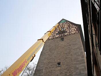 Mit Hilfe einer Hebebühne gelangen die Fachleute zum Fachwerk des Jörgentores, das derzeit eingehend untersucht wird. Schon jetzt ist klar, dass die Stadt handeln muss.  Foto: Thomas Malz