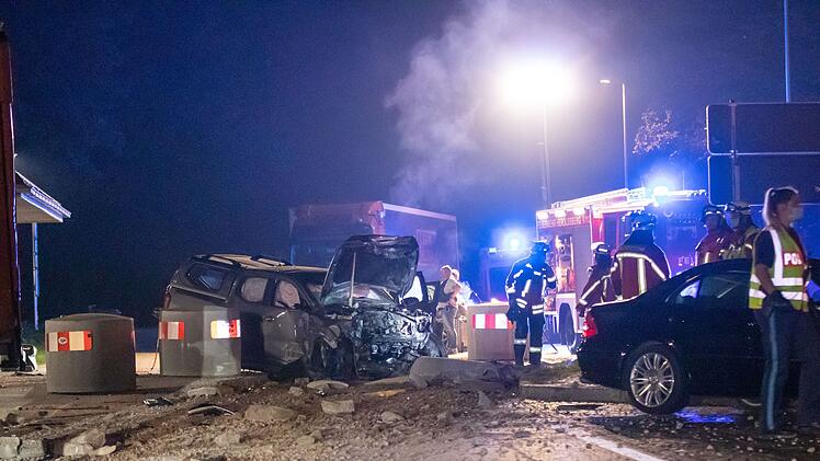 Der Fahrer eines Nissan Pick-Up war gegen 21:45 Uhr auf der A3 in Fahrtrichtung Würzburg unterwegs, als er mit massiv überhöhter Geschwindigkeit auf den Rastplatz "Weißer Graben" fuhr. Hier kollidierte das Fahrzeug derart heftig mit einem Betonschutzelement, dass die Trümmer hunderte Meter umherflogen. Foto: NEWS5 / Oßwald