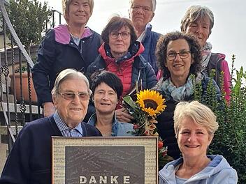 Voller Dankbarkeit verabschiedete die Schola ihren langjährigen Organisten Alois Brunner mit einem kleinen Ständchen seiner Lieblingslieder und einem Gedicht.