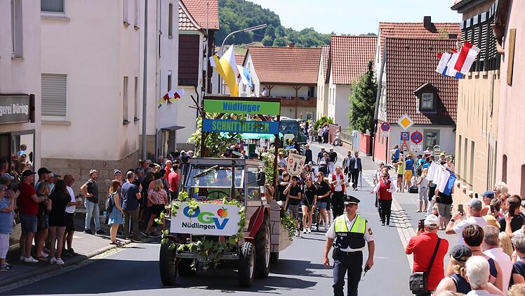Eindrücke vom Nüdlinger Festzug. Foto: Ralf Ruppert