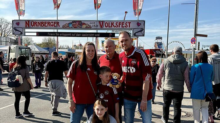Nürnberg: Wünschewagen erfüllt FCN-Fan letzten Wunsch - und feiert danach spontan auf Volksfest