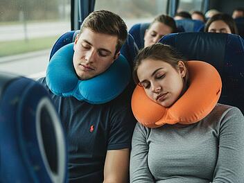 Flugzeug, Zug, Bus: Besser schlafen mit dem Reisekissen-Trick