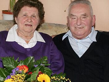Seit 60 Jahren verheiratet sind Hildegard und Alfred Lechner aus Oberndorf.  Foto: Evi Seeger
