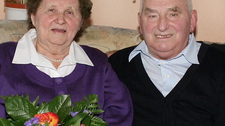 Seit 60 Jahren verheiratet sind Hildegard und Alfred Lechner aus Oberndorf.  Foto: Evi Seeger