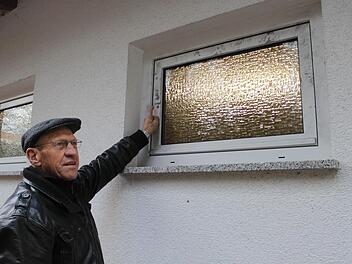 Hans Täuber zeigt das Fenster, durch das die Täter in das Sportheim in Peesten eingestiegen sind. Fotos: Alexander Hartmann