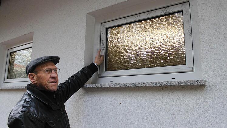 Hans Täuber zeigt das Fenster, durch das die Täter in das Sportheim in Peesten eingestiegen sind. Fotos: Alexander Hartmann