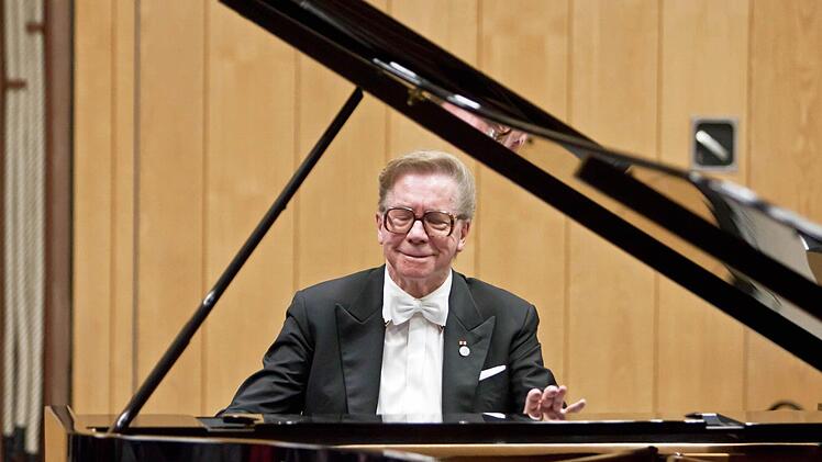 Geschafft: Hans-Dieter Bauer lächelt zufrieden nach der bravoourös bewältigten Zugabe - Richard Addinsells "Warschauer Konzert".