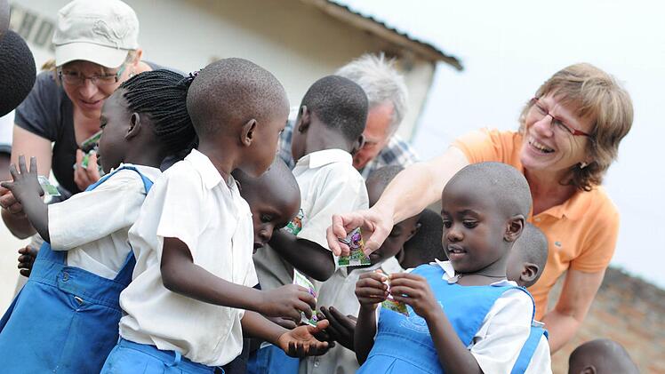Maria Müller und Petra Kreiner in der Kindermenge in Mbirizi