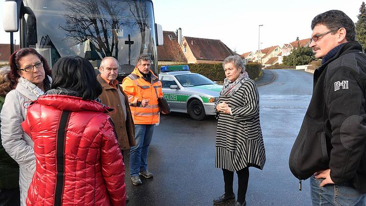 Busfahrer Michael Hofmann (rechts) stellte bei der Testfahrt fest, dass das möglich ist. Foto: Ronald Rinklef