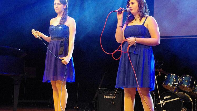 Das Gesangsduo (von links) Lisa Jacobi und Caterina de Simon sang "Impossible". Fotos: Heike Schülein