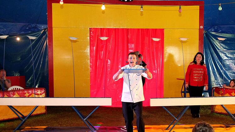 Kellner Gino hat acht Teller zum Schwingen gebracht.