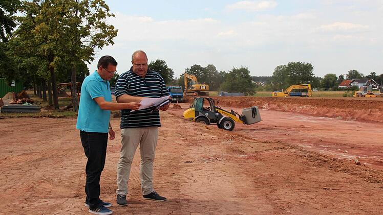 Karsten Fischkal (l.) und Thomas Wolff überprüfen, ob die Pläne richtig umgesetzt werden. Foto: Johanna Blum