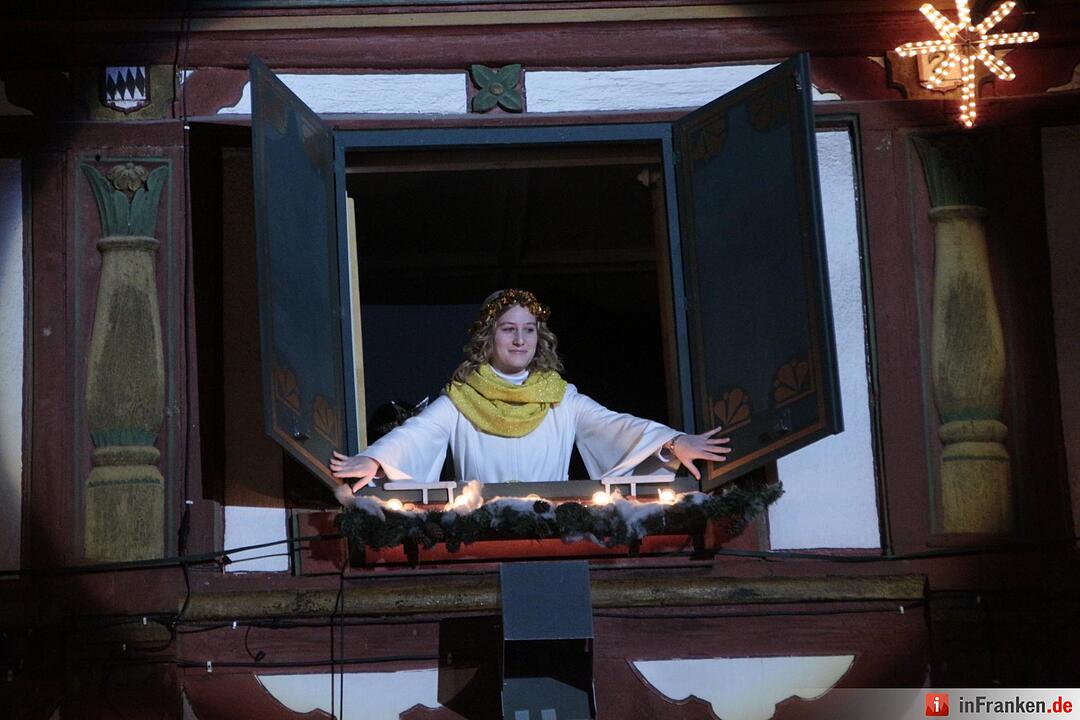 Das erste Fenster des Forchheimer Adventskalenders wurde von Weihnachtsengel Petra geöffnet.