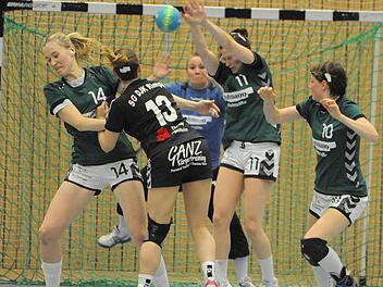 Gut verteidigt und ordentlich getroffen: Julia Albert, Ronja Schwalbe und Anne Früh (von limks) erzielten 17 der 28 Treffer der SG Garitz/Nüdlingen. Eine überdurchschnittliche Leistung im Derby gegen Rimpar bot auch SG-Torfrau Stephanie Piske (hinten). Foto: Hopf