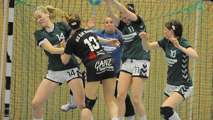 Gut verteidigt und ordentlich getroffen: Julia Albert, Ronja Schwalbe und Anne Früh (von limks) erzielten 17 der 28 Treffer der SG Garitz/Nüdlingen. Eine überdurchschnittliche Leistung im Derby gegen Rimpar bot auch SG-Torfrau Stephanie Piske (hinten). Foto: Hopf