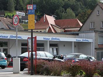An der Einmündung in die Sinnaustraße parken Fahrzeuge bis in den Kurvenbereich hinein. Das nervt viele Autofahrer. Foto: Ulrike Müller/Archiv