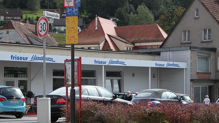 An der Einmündung in die Sinnaustraße parken Fahrzeuge bis in den Kurvenbereich hinein. Das nervt viele Autofahrer. Foto: Ulrike Müller/Archiv