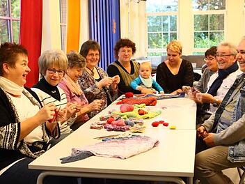 Zusammenhalt und Arbeiten für den gemeinnützigen Zweck (von links): Für "Strickliesel" Dorothea Reichenbacher, Elvira Rost, Eleonore Reichenbacher, Dagmar Niman, Karin  Knauer, Victoria Klinkowski mit Sohn Finn, Ellen Schulz, Gerhard Schulz und Sven Reichenbacher eine Herzensangelegenheit. Foto: Katja Nauer