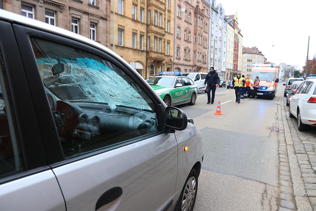 14-Jähriger in Nürnberg von Auto erfasst - Junge schwebt in Lebensgefahr