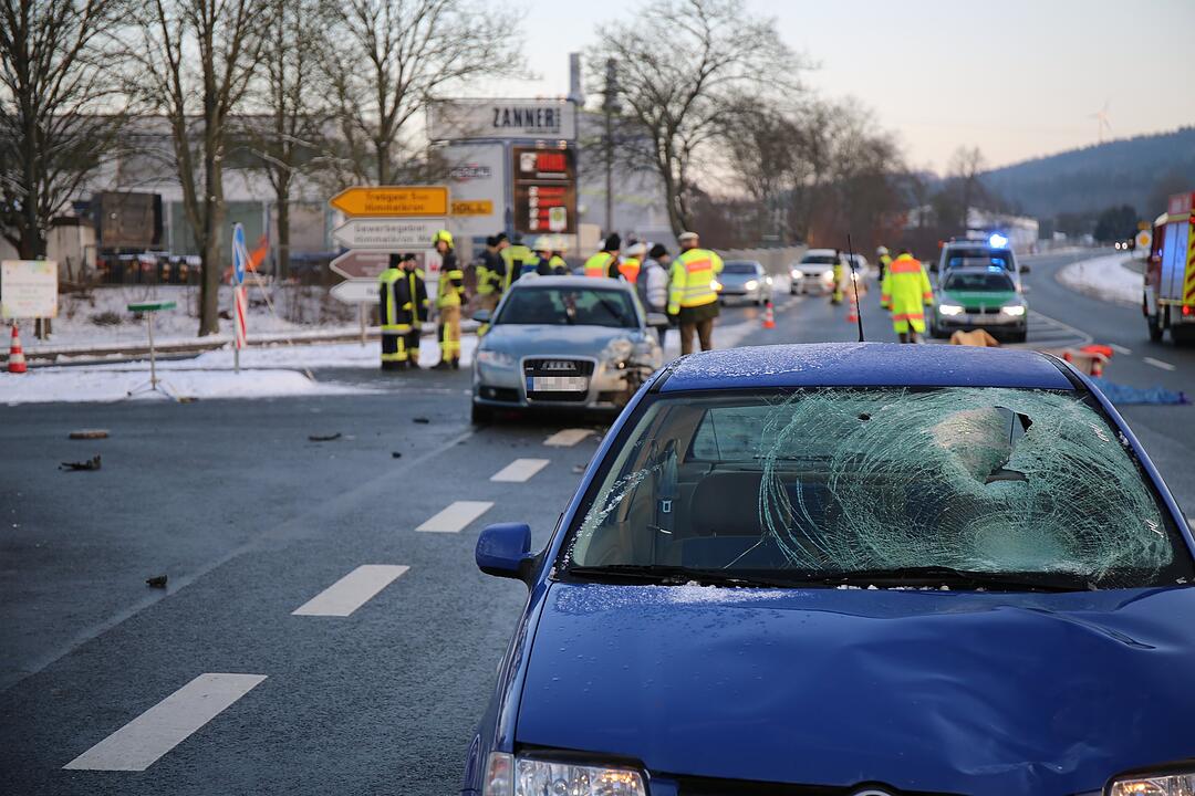 Tödlicher Unfall auf B303, Fußgängerin bei Himmelkron überfahren