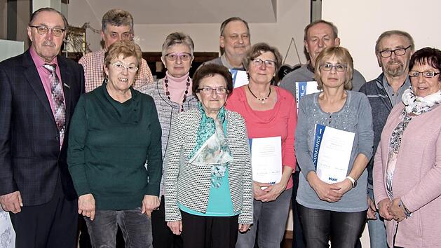 Von links: Vorsitzender Martin Zillig, G&uuml;nter Morgenroth, Beisitzerin Elfriede Bechmann, Kreisfrauenbeauftragte Martina Buhr, Ortsfrauenbeauftragte Greta Zillig, die Geehrten Georg Thomas Koch, Margareta H&uuml;gerich, Baptist Dinkel, Gabriele Koch, Zweiter Vorsitzender Wendelin Kaupert und die Schriftf&uuml;hrerin Petra Kaupert Foto: Hartmut Klamm