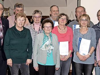 Von links: Vorsitzender Martin Zillig, Günter Morgenroth, Beisitzerin Elfriede Bechmann, Kreisfrauenbeauftragte Martina Buhr, Ortsfrauenbeauftragte Greta Zillig, die Geehrten Georg Thomas Koch, Margareta Hügerich, Baptist Dinkel, Gabriele Koch, Zweiter Vorsitzender Wendelin Kaupert und die Schriftführerin Petra Kaupert Foto: Hartmut Klamm