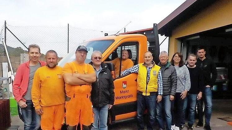 B&uuml;rgermeister Jochen Partheym&uuml;ller und Gemeinder&auml;te sowie Bauhofmitarbeiter freuen sich &uuml;ber das neue Fahrzeug. Foto: Roland Dietz