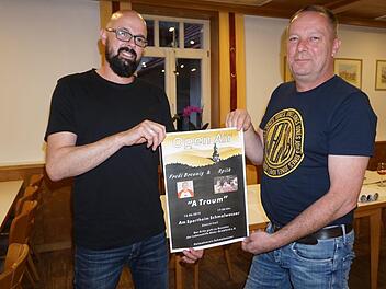 Der Heimatverein Schmalwasser plant im Juni ein Fest mit Spilk und Fredi Breunig zugunsten der Lebenshilfe Rhön-Grabfeld. Vorsitzender Steffen Zehe (rechts) und sein Stellvertreter Jochen Fuchs laden heute schon zu diesem Event ein.  Foto: Marion Eckert